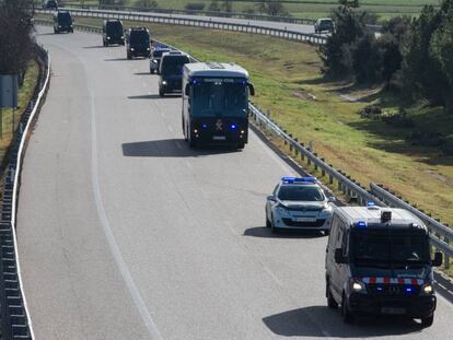 Traslado por la AP-2 de los presos independentistas a Madrid por parte de la Guardia Civil.