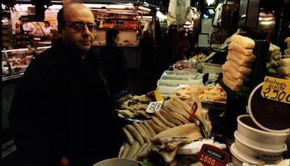 Vázquez Montalbán, en el mercado de la Boquería, en 1999.