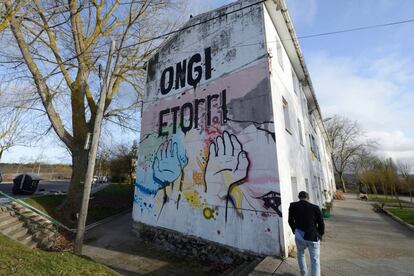 Uno de los bloques de viviendas del barrio Errekaleor, en Vitoria.