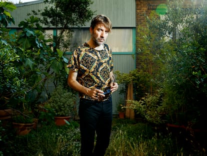 El director de cine Albert Serra, en el patio interior de su casa en París, a mediados de julio.