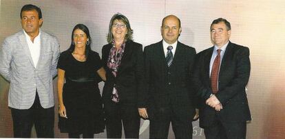 La gerente de Pescamar (segunda por la izquierda), junto a la conselleira de Mar y el secretario de este departamento (con corbata roja), en 2011.