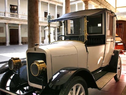 Un coche y una tartana de la muestra <i>Trénor, la exposición de una gran familia burguesa</i>, se exhiben en el claustro de La Nau.