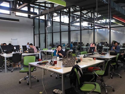Espacio de trabajo compartido en la Fábrica de Innovación Azadi, en Teherán, un proyecto mixto público-privado para promover el emprendimiento entre los jóvenes, en meses previos a la pandemia.