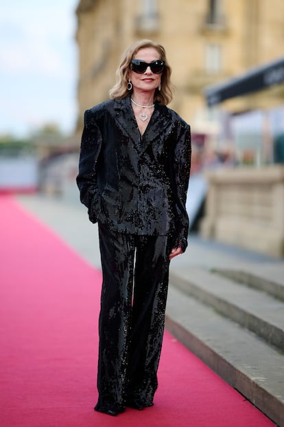 La francesa Isabelle Huppert ha aterrizado en el Festival de San Sebastián para presentar uno de sus últimos trabajos como protagonista, 'Necesidades de una viajera', La cinta, del director coreano Hong Sang-soo, es un drama misterioso grabado en francés y coreano que se llevó el Gran Premio del Jurado de la última Berlinale. Para la recorrer la alfombra roja en la ciudad vasca, la intérprete apostó por un singular traje de chaqueta cubierto de lentejuelas.