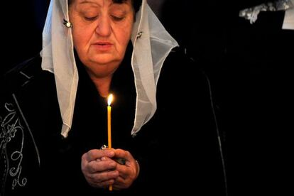 Una mujer sostiene una vela durante una ceremonia de conmemoración del genocidio armenio, en la catedral de Ereván, este jueves.