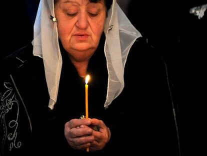 Una mujer sostiene una vela durante una ceremonia de conmemoración del genocidio armenio, en la catedral de Ereván, este jueves.