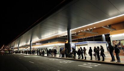Usuarios de EMT esperan la llegada de los autobuses en el intercambiador de Plaza Castilla. Los trabajadores de Metro y EMT de Madrid secundan la primera jornada de paros del mes de diciembre en ambos transportes públicos, en la que coincidirán en la hora punta de la mañana.