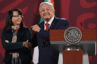 El presidente López Obrador habla de las cualidades de María Elena Álvarez-Buylla en una conferencia de prensa en agosto de 2022.