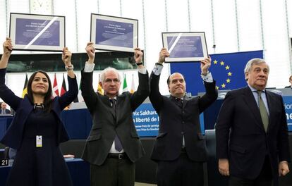 El presidente de la Asamblea Nacional Venezolana, Julio Borges (segundo por la derecha), el exalcalde de la ciudad de Caracas Antonio Ledezma y la esposa del alcalde opositor venezolano en prisi&oacute;n Daniel Ceballos.