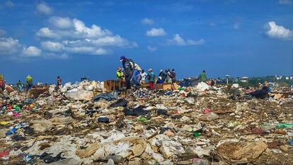 A pesar de que entrar al vertedero es ilegal, cientos de personas ingresan y hacen del reciclaje una forma de vida 
(Imagen: Meilin Puertas y Walter Frieiro)