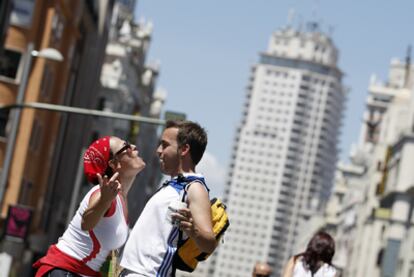 Dos jóvenes bailan al son del karaoke montado en la Gran Vía, cortada al tráfico