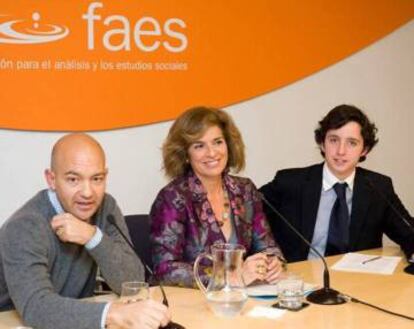 Little Nicolás at the headquarters of the FAES foundation with economist Jaime García-Legaz and former Madrid mayor Ana Botella.