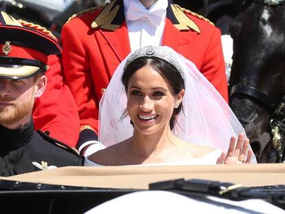 El duque Enrique de Sussex y su esposa la duquesa Meghan de Sussex, saludan al p&uacute;blico tras su boda en la capilla de San Jorge del castillo de Windsor. 