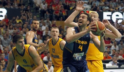 Pau Gasol intenta lanzar a canasta ante la defensa de Ucrania.
