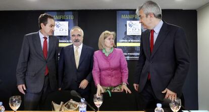 De izquierda a derecha, Carles Casajuana, César Molinas, Elisa de la Nuez y Luis Garicano, en la presentación del manifiesto.