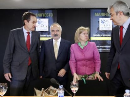 De izquierda a derecha, Carles Casajuana, C&eacute;sar Molinas, Elisa de la Nuez y Luis Garicano, en la presentaci&oacute;n del manifiesto. 