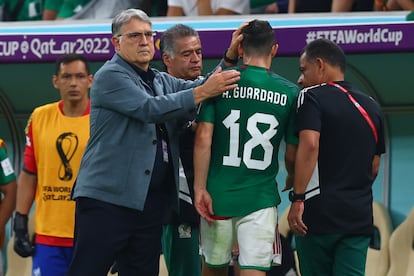 Mundial Qatar 2022: Tata Martino consuela a Andrés Guardado tras salir de cambio en el partido entre México y Argentina.