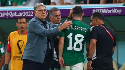 Martino consuela a Guardado durante el partido de México y Argentina.