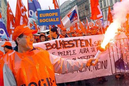 Manifestación de sindicalistas europeos en Estrasburgo contra la directiva de servicios.