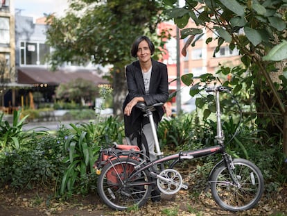 La nueva Ministra de Medio Ambiente, Susana Muhamad, cerca a su casa en el centro de Bogotá, el 3 de agosto de 2022.