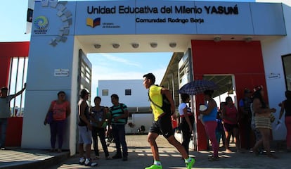 Varias personas se congregan a la entrada de la Unidad Educativa del Milenio Yasuní, en la Amazonía ecuatoriana. Las escuelas del Milenio son parte de un proyecto de reforma de la educación pública que busca llevar la enseñanza gratuita y de calidad a todos los rincones del país. La región amazónica, tradicionalmente excluida del desarrollo económico de la zona andina y costera, es una de las más beneficiadas por el proyecto.