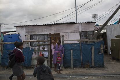 Una mujer se cepilla los dientes en un asentamiento informal cerca de Ciudad del Cabo el pasado 2 de febrero. Los residentes en suburbios informales solo usan el 4.5 por ciento del consumo total de agua. 