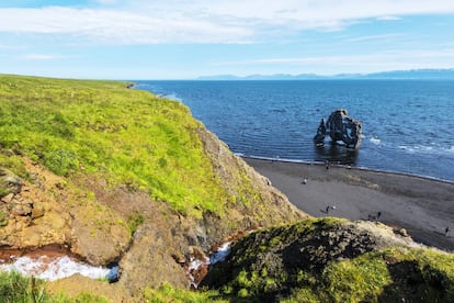 Islandia se llena de visitantes cada verano (que además es muy corto por estas latitudes), por lo que muchos viajeros prefieren recorrer sus fabulosos paisajes fuera de temporada (y con menos turistas). Pero incluso en temporada alta es posible esquivar aglomeraciones en la <a href="https://www.northiceland.is/en/about/arctic-coast-way-nordurstrandarleid/more-information-acw" target="">Artic Coast Way</a>, una nueva ruta turística que se inaugurará en junio y recorre 900 kilómetros de costa remota y virgen bordeando el océano Ártico (en la foto, la roca basáltica de Hvitserkur, en la península de Vatnsnes), desde Hvammstangi, al oeste, hasta Bakkafjordur, al este. Una propuesta con espíritu aventurero, a través de carreteras de grava (ideal para todoterrenos), que se adentra en penínsulas de playas negras, acantilados y deltas de ríos de hielo. Escenarios salvajes y remotos, como la casi intacta península de Melrakkaslétta, donde podremos observar ballenas (en Husavik), hacer rafting en aguas bravas en el fiordo de Skagafjorour o disfrutar de las piscinas termales de la península del Trol (Trollaskagi).