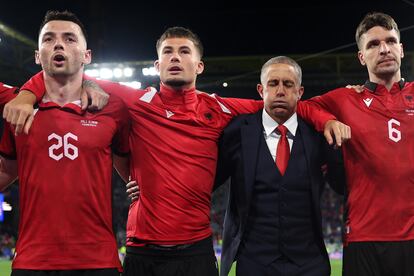 Sylvinho (segundo por la derecha), junto a algunos de los jugadores de Albania, este sábado.
