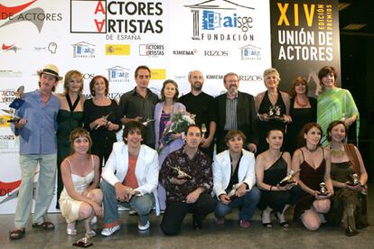 Fotografía <i>de familia</i> de los galardonados con los Premios de la Unión de Actores tras la ceremonia.