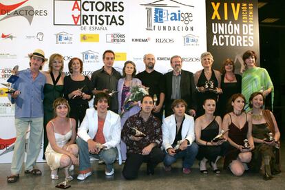 Fotografa <i>de familia</i> de los galardonados con los Premios de la Unin de Actores tras la ceremonia.