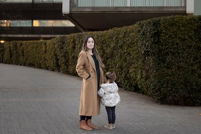 Carla López ha iniciado una recogida de firmas para permitir que los padres puedan acompañar a sus hijos en el quirófano.