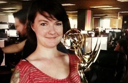 Katherine Chappell, con el Emmy que ganó por 'Juego de tronos', en una imagen de Instagram.