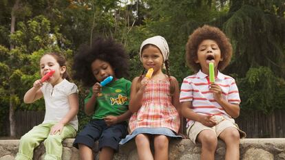 Compartir la responsabilidad de ocuparse de los niños con familiares o amigos en verano es una solución práctica y económica.