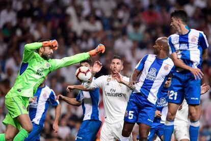 Diego Lopez saca el balón de puños ante la presencia de Segio Rmos.