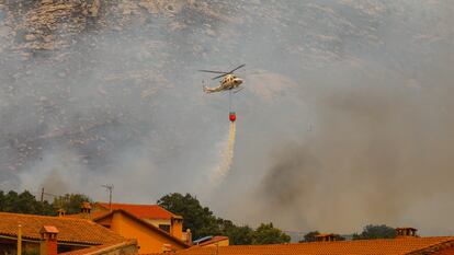 Los servicios de emergencias acúan en Navalmoral de la Sierra (Ávila), este lunes.
