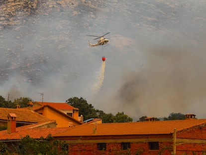 Los servicios de emergencias acúan en Navalmoral de la Sierra (Ávila), este lunes.