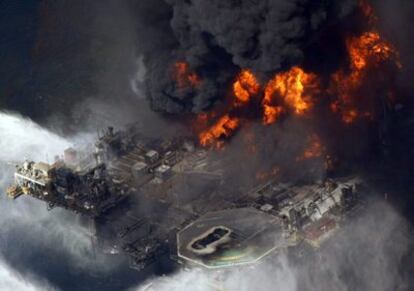 Imagen de la plataforma Deepwater Horizon en llamas.