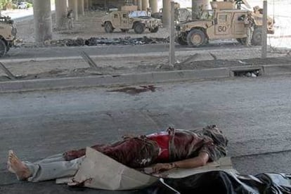 Soldados de EE UU se despliegan en el lugar donde fueron asesinados dos funcionarios iraquíes, en Bagdad.