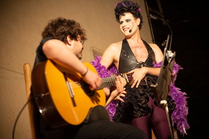 Joan Vázquez y el guitarrista Jordi Costa el sábado en Sant Jaume dels Domenys.