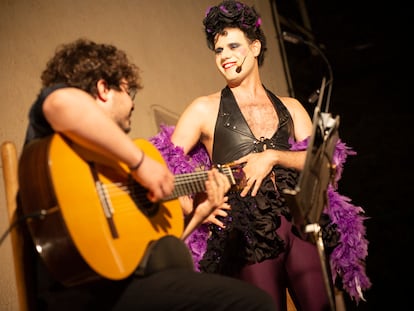 Joan Vázquez y el guitarrista Jordi Costa el sábado en Sant Jaume dels Domenys.