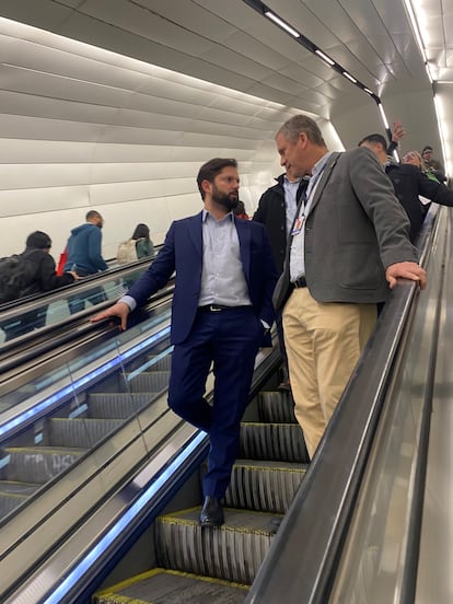 Gabriel Boric y Juan Carlos Muñoz en la estación Lo Cruzat, en Santiago, este lunes.