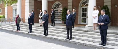 De izquierda a derecha en primera fila: El secretario general de CCOO, Unai Sordo; el presidente del Gobierno, Pedro Sánchez; el presidente de la CEOE, Antonio Garamendi; y el presidente de CEPYME, Gerardo Cuerva. (De izquierda a derecha en segunda fila) El ministro de Inclusión, Seguridad Social y Migraciones, José Luis Escrivá; la ministra de Hacienda y portavoz del Gobierno, María Jesús Montero; el vicepresidente y ministro de Derechos Sociales y Agenda 2030, Pablo Iglesias; la vicepresidenta y ministra de Asuntos Económicos y Transformación Digital, Nadia Calviño; y la ministra de Trabajo y Economía Social, Yolanda Díaz, posan tras la firma del Acuerdo Social en Defensa del Empleo, celebrado en el Complejo de La Moncloa, en Madrid (España).