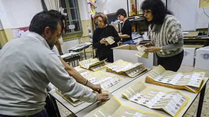Recuento de votos en un colegio electoral de Roma.