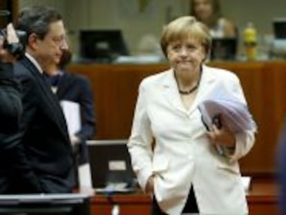 La canciller alemana Angela Merkel, junto al presidente del BCE, Mario Draghi, en una cumbre de jefes de Estado y de Gobierno de la UE.