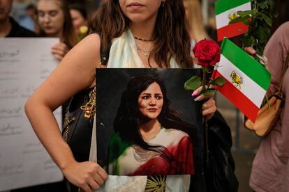 Una mujer sujeta un retrato de Mahsa Amini en las protestas por su muerte el pasado uno de octubre en Bucarest. 