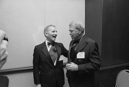 William R. Hewlett (a la derecha), fundador de HP, conversa con el magnate H. Ross Perot durante una entrega de premios.