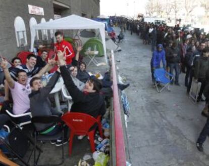 Colas ante las taquillas de San Mamés para conseguir una entrada para el partido de mañana.