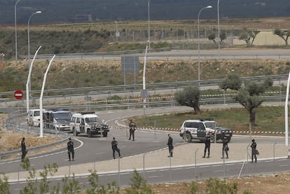 Agentes de la Guardia Civil se desplegaron ayer para proteger el perímetro del aeropuerto de Castellón.