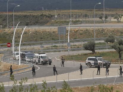 Agentes de la Guardia Civil se desplegaron ayer para proteger el perímetro del aeropuerto de Castellón.