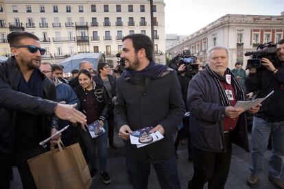 Alberto Garzón, en un acto electoral celebrado en la madrileña Puerta del Sol, ha asegurado que en esta campaña han superado todas las expectativas y que en ella han convencido a mucha gente que estaba dudando entre la candidatura de IU-UP y otras fuerzas.